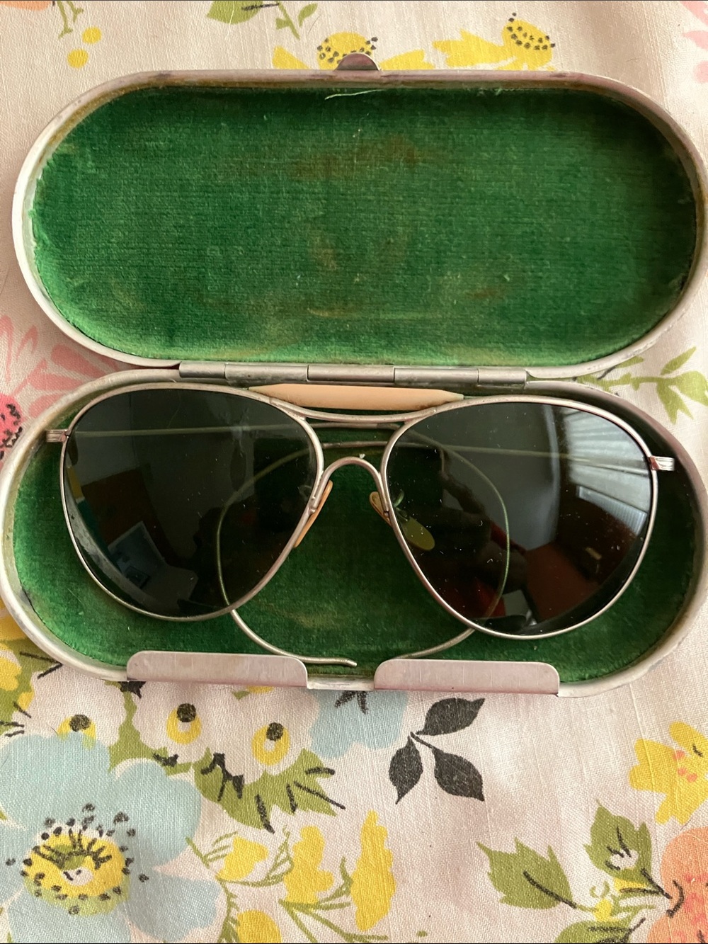 Classic Aviator Sunglasses in Black with Silver Frame